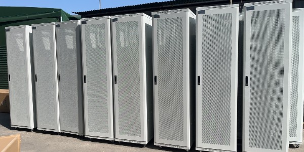 白色網(wǎng)絡(luò)機柜：數(shù)字化浪潮中的時尚效能守護者