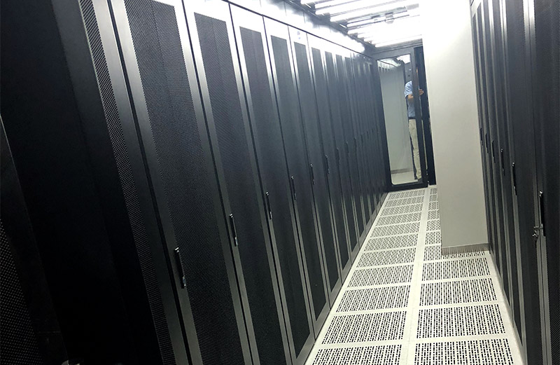 精致全心全意為福田星河國(guó)際服務(wù)機(jī)房機(jī)柜定制案例