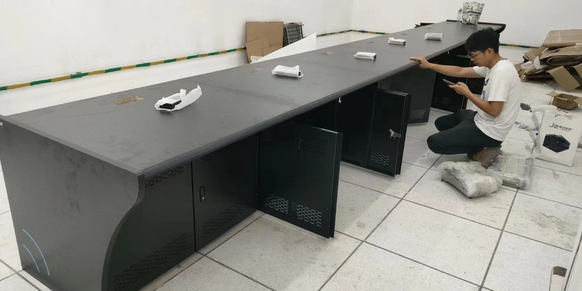 精致操作臺(tái)廠(chǎng)家助力深圳某國(guó)際學(xué)校監(jiān)控室弱電安防建設(shè)